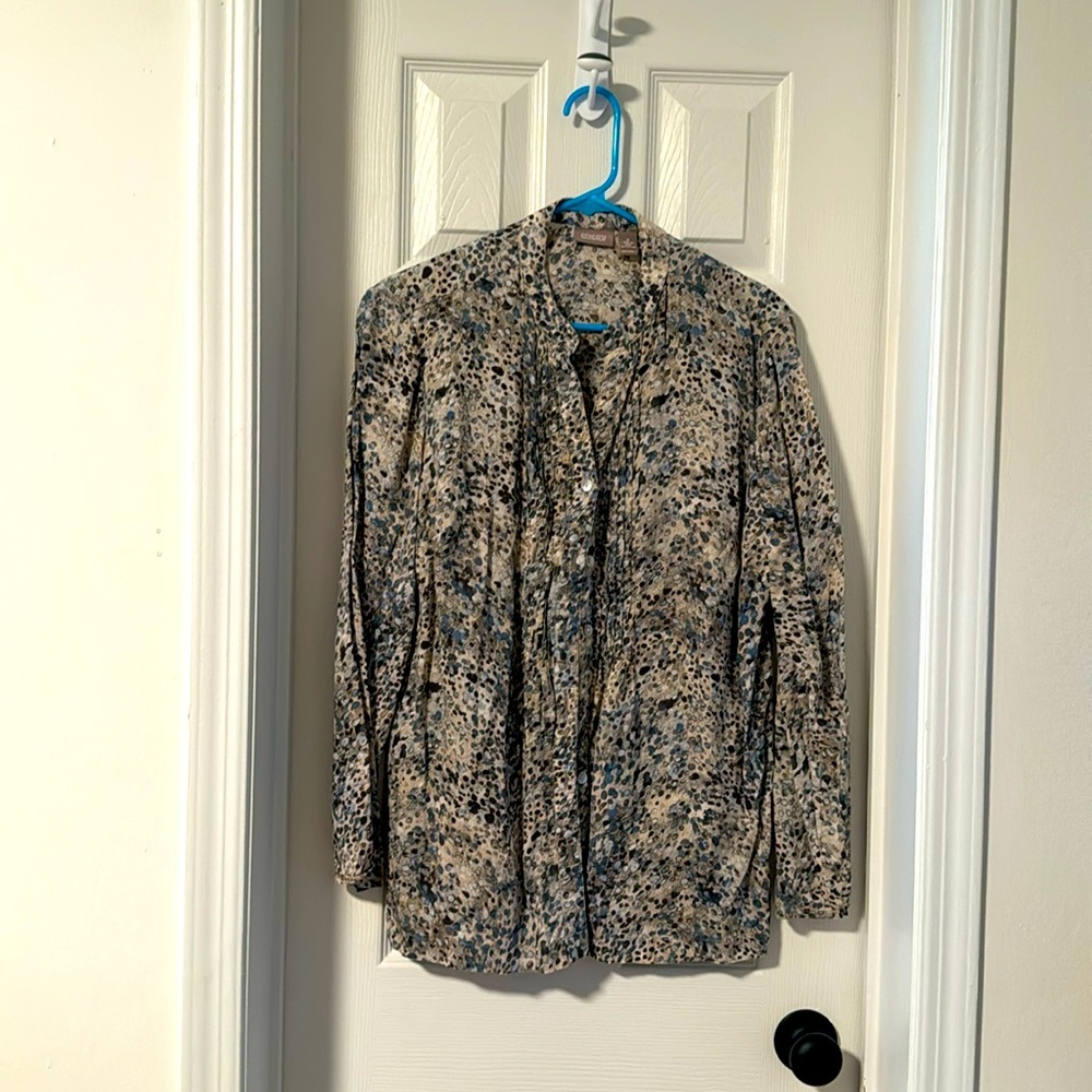 Chico’s beautiful, button up, long sleeve, lightweight top. - Picture 1 of 4
